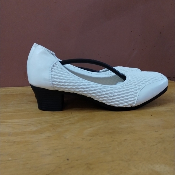 NWT comfort well by beacon women's white size 6m stretch pumps - Picture 3 of 7